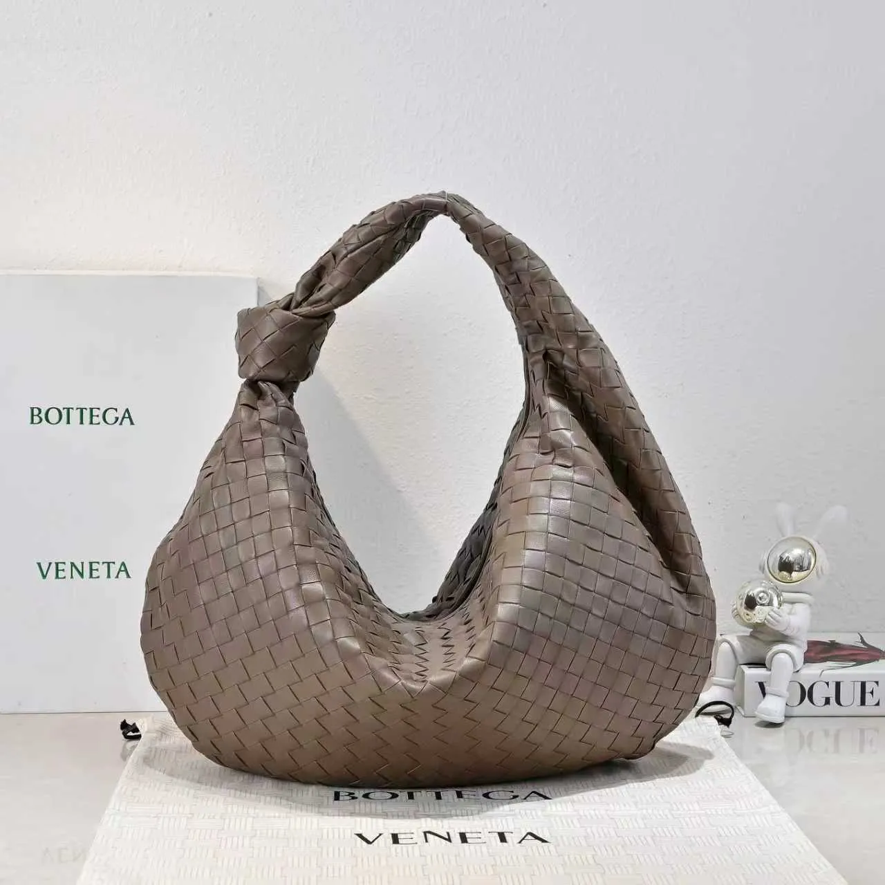 Batch 2360 #JODIE Oversized size comes out~ The shape is still the same fashionable and good-looking. It is made of classic sheepskin weaving. The iconic weaving has always been the most proud design of BV. The soft shape is super suitable for concave shapes~ Not only the size has been changed, but the quality details are also more refined. The shape is more round and Q. The large size has more styles. It is not only practical and can fit everything, but also can carry Jodie’s fashionable concave shape. It is really practical and fashionable. It is awesome in capital letters!  Size: 54*50*20cm Model: 6699